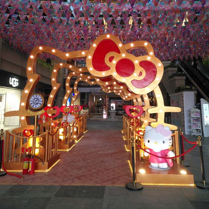 Arte de instalación de celebración del aniversario del centro comercial